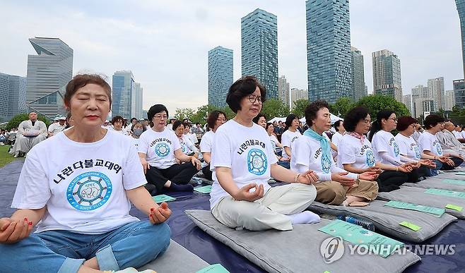 도심 속 선명상 (인천=연합뉴스) 임순석 기자 = 2025년 6월 21일 인천 연수구 송도 센트럴파크 잔디광장에서 열린 '2025 인천시민 행복을 위한 국제 선명상 대회'에서 참석자들이 선명상을 하고 있다. [연합뉴스 자료사진]