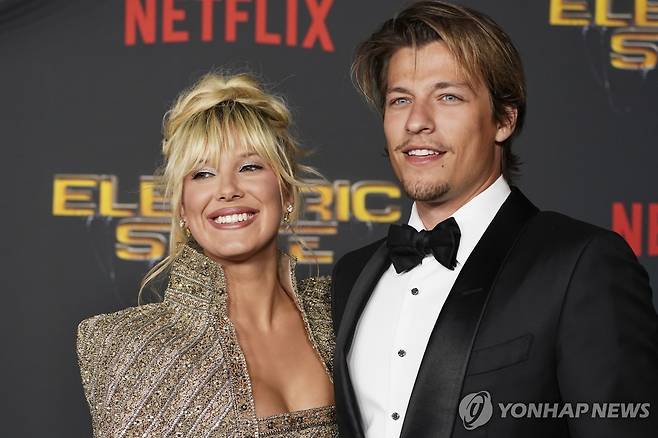 지난 2월 LA 시사회 참석한 밀리 보비 브라운과 제이크 본지오비 부부 [AP 연합뉴스 자료사진. 재판매 및 DB 금지]