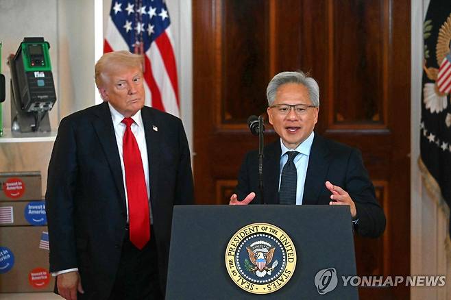 도널드 트럼프 미국 대통령(왼쪽)과 젠슨 황 엔비디아 최고경영자(CEO) [AFP=연합뉴스 자료사진]