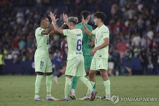 역전승을 기뻐하는 바르셀로나 선수들 [EPA=연합뉴스]