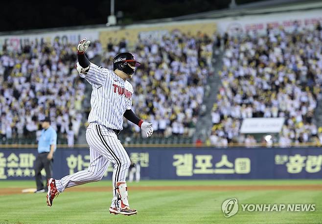 문보경 '동점 홈런!' (서울=연합뉴스) 임화영 기자 = 21일 서울 잠실야구장에서 열린 프로야구 롯데 자이언츠와 LG 트윈스의 경기.
    7회 말 무사 LG 문보경이 솔로 홈런을 친 뒤 그라운드를 달리고 있다. 2025.8.21 hwayoung7@yna.co.kr