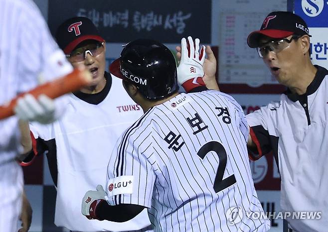 문보경 '동점 홈런!' (서울=연합뉴스) 임화영 기자 = 21일 서울 잠실야구장에서 열린 프로야구 롯데 자이언츠와 LG 트윈스의 경기.
    7회 말 무사 LG 문보경이 솔로 홈런을 친 뒤 염경엽 감독과 기뻐하고 있다. 2025.8.21 hwayoung7@yna.co.kr