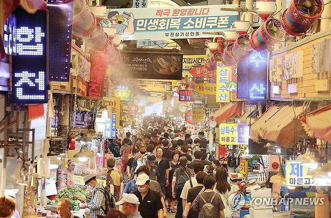 재래시장에서 소비쿠폰 사용하세요! [연합뉴스 자료사진]