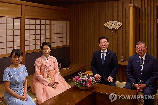 이재명 대통령 부부, 이시바 일본 총리 부부와 기념촬영 (도쿄=연합뉴스) 홍해인 기자 = 1박2일 일정으로 일본을 방문한 이재명 대통령과 김혜경 여사가 23일 일본 도쿄 총리 관저에서 이시바 시게루 일본 총리, 부인 이시바 요시코 여사와 양국 정상 부부 친교 행사를 하며 기념촬영을 하고 있다. 2025.8.24 [공동취재] hihong@yna.co.kr
