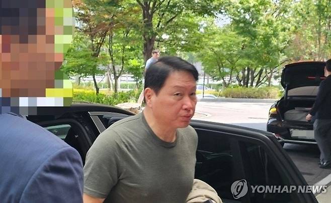 방미사절단 동행 위해 출국하는 최태원  회장 (서울=연합뉴스) 김민지 기자 = 최태원 SK그룹 회장이 오는 25일(현지시간) 미국 워싱턴DC에서 열리는 한미 정상회담 경제사절단에 동행하기 위해 24일 강서구 서울김포비즈니스항공센터(SGBAC)를 통해 출국하고 있다. 2025.8.24 jakmj@yna.co.kr