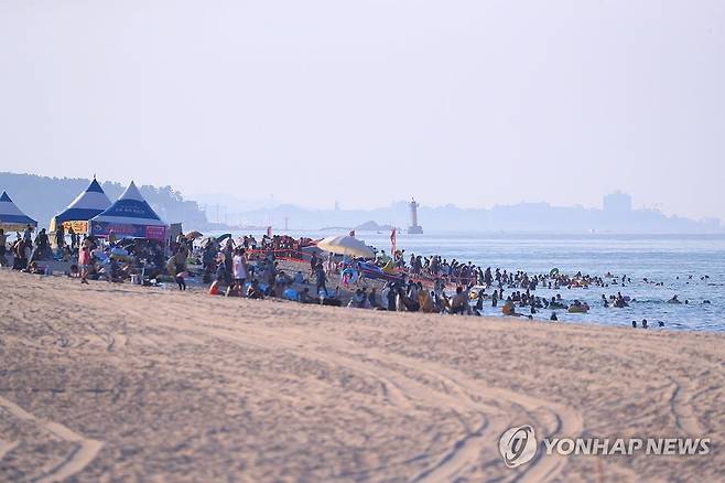 폐장 후에도 붐비는 경포해수욕장 (강릉=연합뉴스) 류호준 기자 = 23일 강원 강릉시 경포해수욕장에서 피서객들이 물놀이를 즐기고 있다.
    경포는 지난 17일 폐장했지만, 피서객들의 발길이 이어지고 있다. 2025.8.23 ryu@yna.co.kr