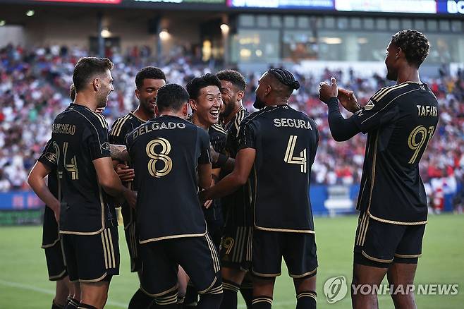 손흥민의 득점을 축하하는 LAFC 동료들 [Getty Images via AFP=연합뉴스)