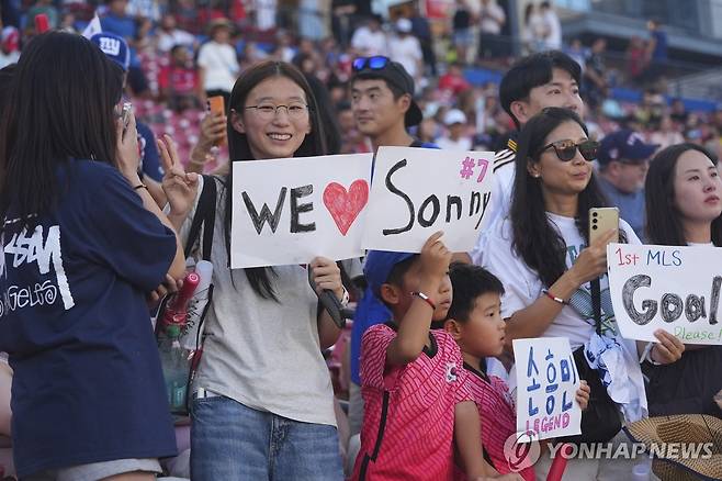 관중석에서 손흥민을 응원하는 팬들 [AP=연합뉴스]