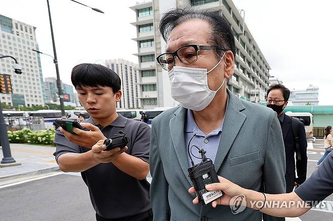 영장심사 포기하고 특검 대기하는 건진법사 전성배 씨 (서울=연합뉴스) 이동해 기자 = 영장심사를 포기한 건진법사 전성배 씨가 21일 민중기 특별검사팀 사무실이 마련된 서울 종로구 KT 광화문빌딩 웨스트에서 대기하기 위해 출석하고 있다. 2025.8.21 eastsea@yna.co.kr