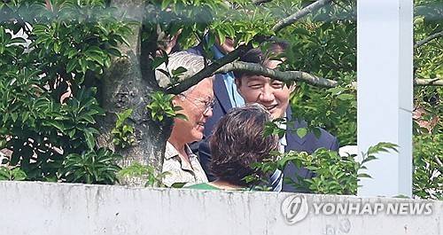 문재인 전 대통령 내외와 조국 위원장 '활짝' (양산=연합뉴스) 김동민 기자 = 문재인 전 대통령, 김정숙 여사와 조국혁신당 조국 혁신정책연구원장이 24일 오후 경남 양산시 하북면 평산마을 문 전 대통령 사저에서 기념 촬영 후 인사하고 있다. 문 전 대통령 오른쪽이 조 위원장. 2025.8.24