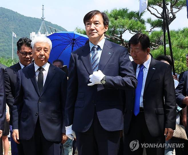 창당 선언했던 부산민주공원 찾은 조국 (부산=연합뉴스) 손형주 기자 = 조국혁신당 조국 전 대표가 24일 부산 중구 부산민주공원을 찾아 참배하고 있다. 부산민주공원은 조 전 대표가 조국혁신당 창당 선언을 한 장소다. 2025.8.24 handbrother@yna.co.kr