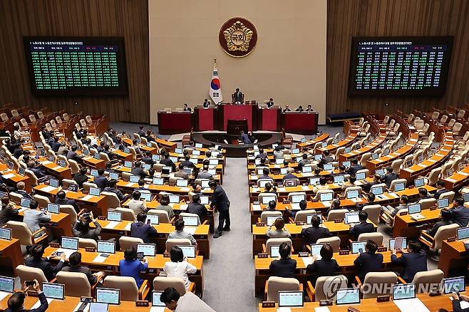 국회 본회의 (서울=연합뉴스) 김주성 기자 = 24일 국회 본회의에서 '노동조합 및 노동관계조정법 일부개정법률안(노란봉투법)'이 여당 주도로 통과되고 있다. 2025.8.24 utzza@yna.co.kr