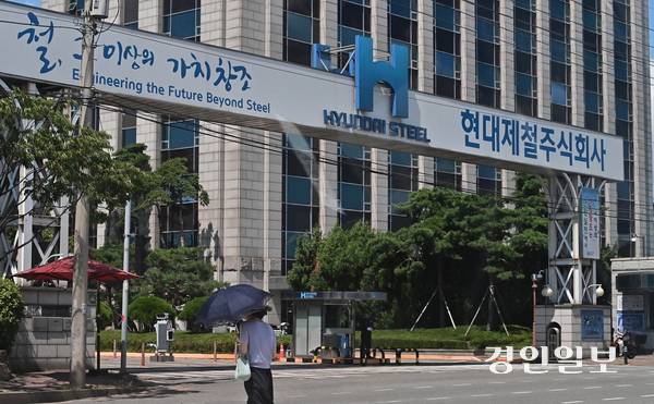 현대제철, 한국지엠, 포스코이앤씨 등은 인천 지역의 일자리, 소비, 상권 등 지역 경제 전(全) 분야에 걸쳐 큰 영향을 주는 기업이다. 이들 기업이 무너질 경우 인천 지역 산업 생태계 전체가 붕괴될 수 있다고 전문가들은 경고한다. 사진은 인천 동구에 위치한 현대제철 인천공장. 2025.8.22 /조재현기자 jhc@kyeongin.com