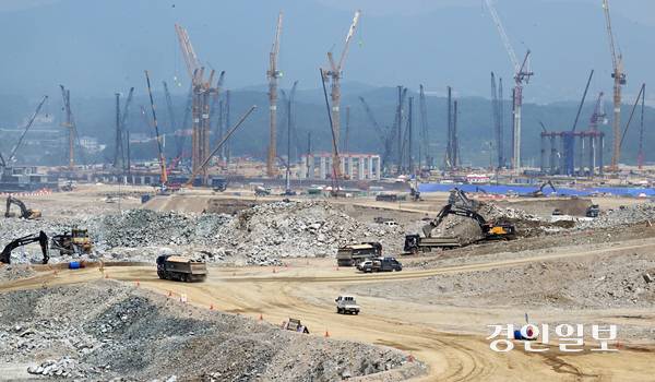 지난 6월 용인 처인구 원삼면 일대 반도체 클러스터 공사 현장에서 각종 중장비들이 분주히 움직이고 있다. /경인일보DB
