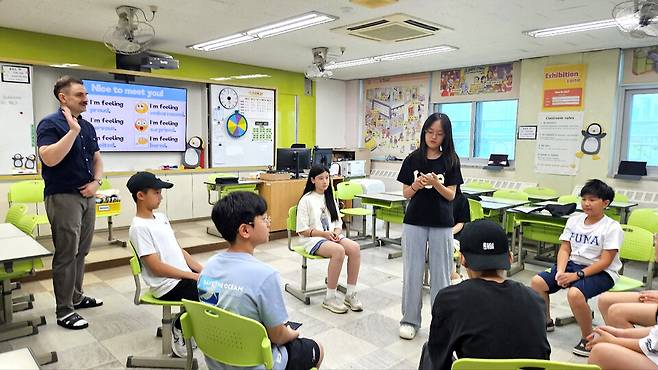 ▲&nbsp;고양 율동초에서 'Why UP 영어 공유학교'를 진행하고 있다./사진제공=율동초등학교