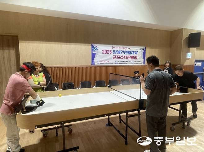 경기도 쇼다운 대표 선수들이 25일 군포시장애인센터 다목적실에서 훈련을 하고 있다. 손용현기자