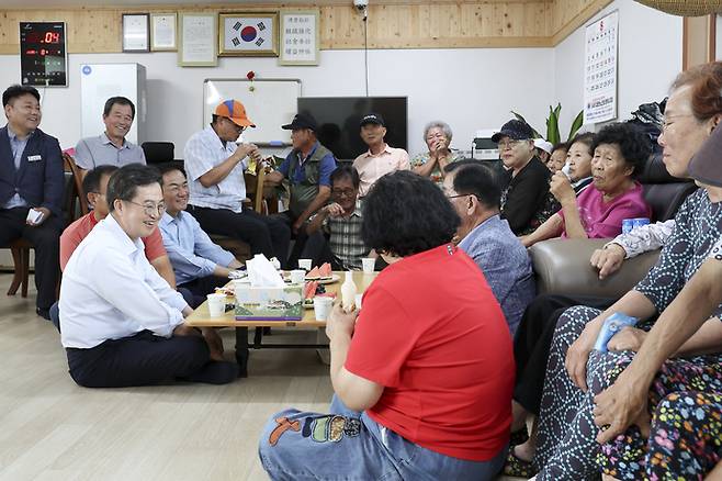 지난 20일 오후 내기1리 마을회관(무더위쉼터)을 방문한 김동연 경기도지사가 간담회에 참석한 도민들과 이야기를 나누고 있다. 사진=경기도청