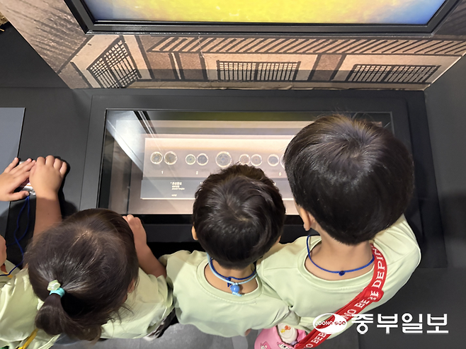 25일 한국은행 경기본부 화폐전시실에 수원 영통구 소재 이야기나무 유치원생들이 방문해 전시된 화폐를 관람하고 있다. 최영재기자