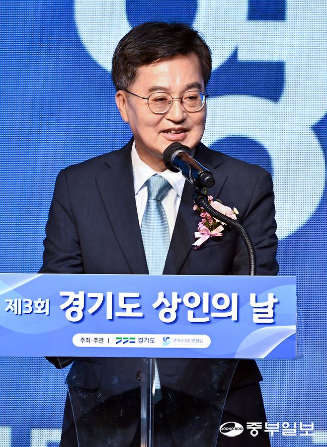 김동연 경기도지사가 25일 오전 안산시 상록구 한양대 에리카캠퍼스에서 열린 제3회 경기도 상인의 날 행사에서 환영사를 하고 있다. 임채운기자