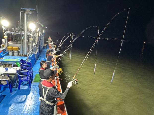 22일 오후 8시께 목포시 남항 앞바다 배 위에서 낚시객들이 갈치를 잡고 있다.