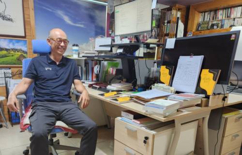 ◇달아실 출판사에서 만난 박제영 시인이 ‘월요시편지’ 1,000호에 대한 자신의 생각을 말하고 있다.