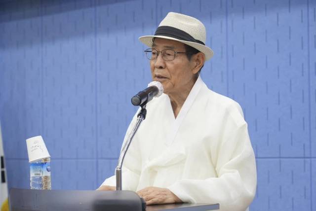 지난 23일 안동시 도산면 한국국학진흥원 인문정신연수원에서 열린 안동 예안향교 제63대 전교 취임식에서 이필상 전교가 취임사를 하고 있다. 안동시의회 제공