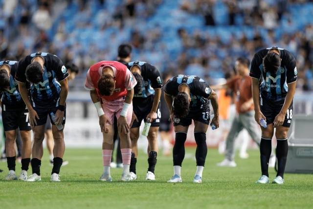 지난달 27일 포항스틸러스 경기에서 진 대구FC 선수들이 관중들을 향해 인사하고 있다. 한국프로축구연맹 제공
