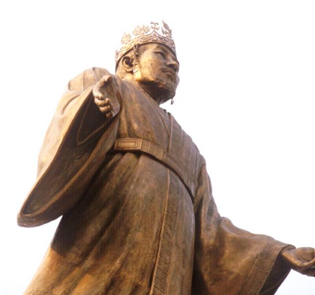 경기도 구리시에 세운 광개토태왕 동상.