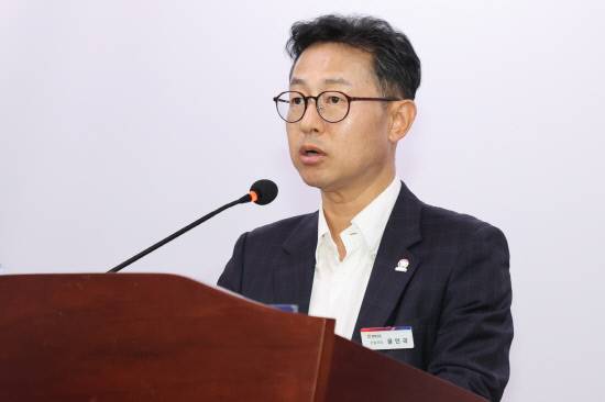 윤인국 경남도 산업국장