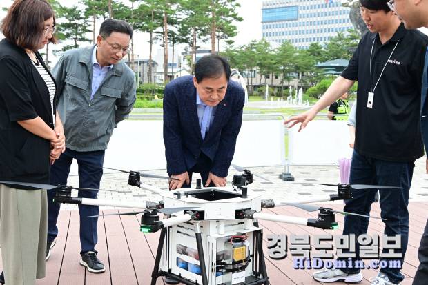 드론배송시연을 참관하고 있는 배낙호 김천 시장.