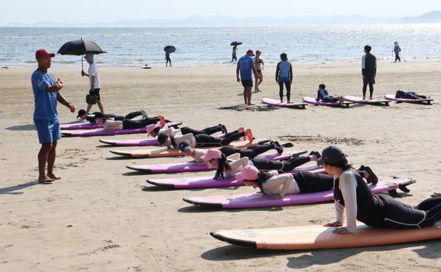 올여름 부산 다대포해수욕장이 전통의 서핑 명소 송정해수욕장의 아성에 도전하며 새로운 서핑 성지로 떠오르고 있다. 지난 24일 다대포해수욕장에서 시민들이 서핑 강습을 받는 모습. 정종회 기자 jjh@