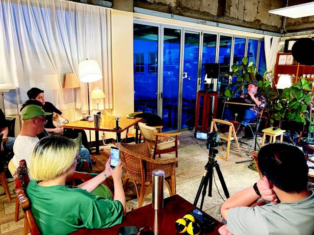지난 20일 창원 의창구 카페 ‘어라운드텐’에서 ‘여기마이크’ 공연 참가자 이만수씨가 핸드팬을 연주하고 있다.