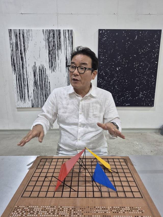 박종규 작가가 대구 비산동 작업실에서 올 가을에 참여하는 이집트 전시회에 대해 설명하고 있다. 송태섭 기자