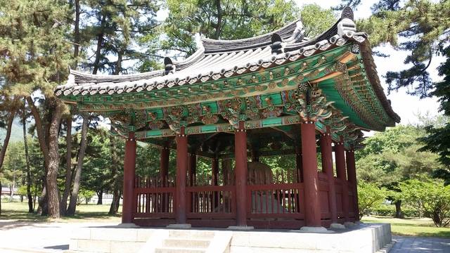 신라 삼국통일의 주역 무열왕의 업적을 기리기 위해 세운 무열왕릉비각.