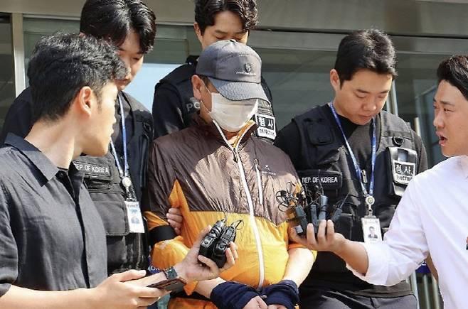 인천 송도에서 사제 총기로 아들을 살해한 60대 남성 A씨가 지난달 30일 인천 논현경찰서 유치장에서 검찰로 송치되고 있다. (사진=연합뉴스)
