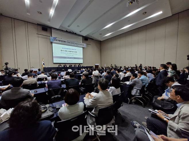 공공기관장 등 공공기관 임직원들 수백명이 토론회장 좌석을 가득 메웠다. 자리를 찾지 못한 공공기관 임직원들은 통로에 서서 1시간여 가량 발표, 토론을 경청했다. (사진=최훈길 기자)