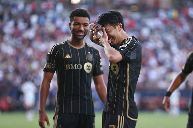 23일, 텍사스주 프리스코 – 토요타 스타디움에서 열린 메이저리그사커(MLS) 경기에서 LAFC의 손흥민(등번호 7번)이 FC 댈러스를 상대로 선제골을 자신의 시그니처 찰칵 세르모니를 하고 있다.