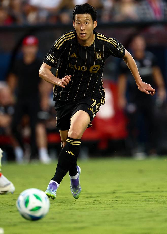 2025년 8월 23일, 미국 텍사스주 프리스코 – LAFC 공격수 손흥민(등번호 7번)이 토요타 스타디움에서 열린 FC 댈러스와의 경기 전반전 중 득점을 노리고 있다.