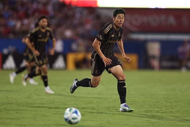 2025년 8월 23일, 텍사스주 프리스코 – LAFC의 손흥민(등번호 7번)이 토요타 스타디움에서 열린 FC 댈러스와 LAFC의 메이저리그사커(MLS) 경기 중 볼을 향해 달리고 있다.