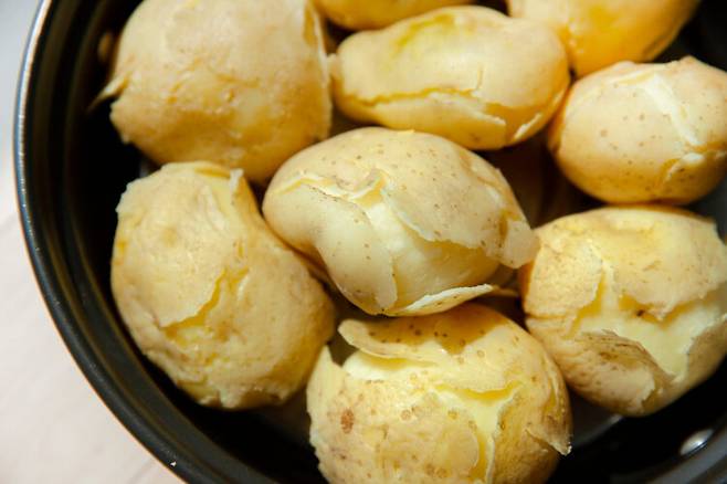 감자는 저항성 전분 식품으로 칼륨과 마그네슘, 비타민C 등 영양소가 풍부해 적당히 섭취하면 여러 가지 건강 효과를 얻을 수 있다. [사진=클립아트코리아]