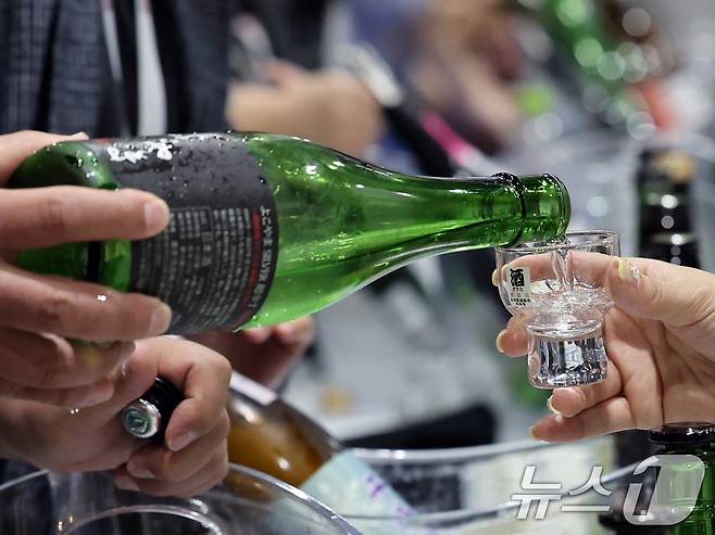 25일 서울 강남구 세텍(SETEC)에서 열린 '2025 서울사케페스티벌'에서 업체 관계자가 시음을 준비하고 있다. 2025.5.25/뉴스1 ⓒ News1 황기선 기자