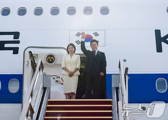 이재명 대통령과 김혜경 여사가 일본·미국 정상과 순차 정상회담 참석을 위해 23일 경기도 성남 서울공항에서출국하며 인사를 하고 있다. (대통령실 제공. 재판매 및 DB 금지) 2025.8.23/뉴스1 ⓒ News1 허경 기자