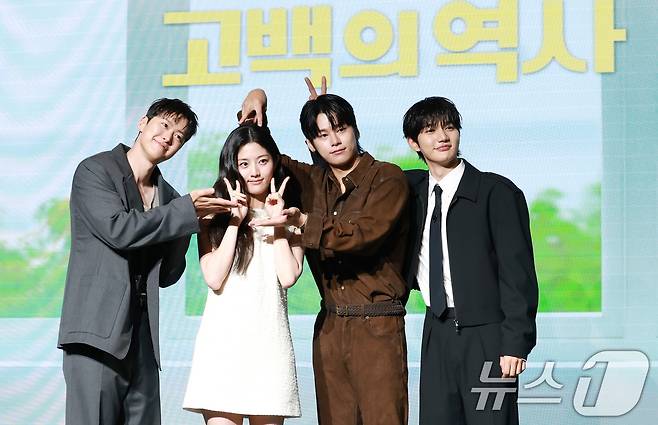 배우 공명(오른쪽)과 신은수, 차우민, 윤상현이 25일 오전 서울 마포구 호텔 나루 서울 엠갤러리에서 열린 넷플릭스 영화 '고백의 역사' 제작보고회에 참석해 포즈를 취하고 있다. '고백의 역사'​는 1998년, 열아홉 소녀 박세리가 일생일대의 고백을 앞두고 평생의 콤플렉스인 악성 곱슬머리를 펴기 위한 작전을 계획하던 중 전학생 한윤석과 얽히며 벌어지는 청춘 로맨스​다. 2025.8.25/뉴스1 ⓒ News1 권현진 기자
