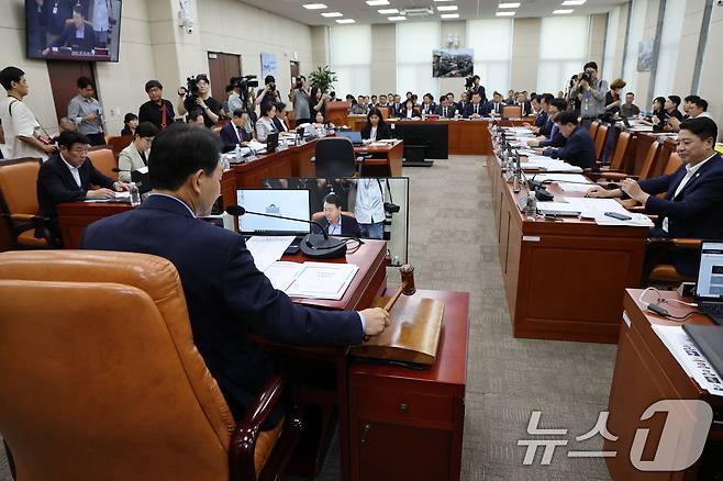 성일종 국회 국방위원장이 25일 서울 여의도 국회에서 제428회 국회(임시회) 국방위원회 제1차 전체회의를 주재하고 있다. 2025.8.25/뉴스1 ⓒ News1 이승배 기자