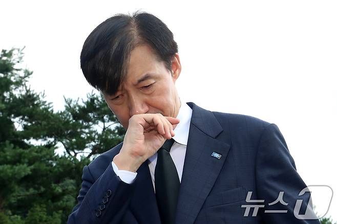 조국 조국혁신당 혁신정책연구원장이 25일 경남 김해시 진영읍 봉하마을을 찾아 고 노무현 전 대통령 묘역을 참배하고 있다. 2025.8.25/뉴스1 ⓒ News1 윤일지 기자