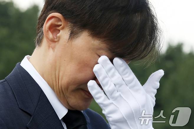 조국 조국혁신당 혁신정책연구원장이 25일 경남 김해시 진영읍 봉하마을을 찾아 고 노무현 전 대통령 묘역을 참배하며 눈물을 닦고 있다. 2025.8.25/뉴스1 ⓒ News1 윤일지 기자