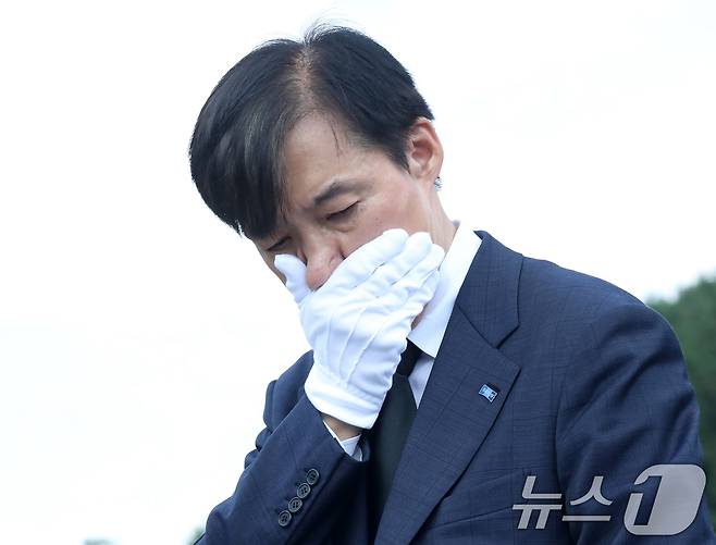 조국 조국혁신당 혁신정책연구원장이 25일 경남 김해시 진영읍 봉하마을을 찾아 고 노무현 전 대통령 묘역을 참배하고 있다. 2025.8.25/뉴스1 ⓒ News1 윤일지 기자