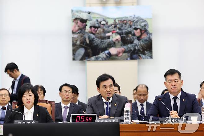 안규백 국방부 장관이 25일 서울 여의도 국회에서 열린 제428회 국회(임시회) 국방위원회 제1차 전체회의에 출석해 의원들의 질의에 답변을 하고 있다. 2025.8.25/뉴스1 ⓒ News1 이승배 기자