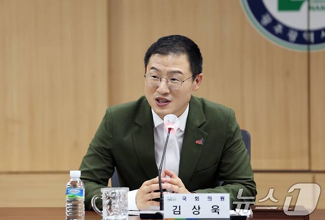 김상욱 더불어민주당 울산 남구갑 의원이 7일 광주를 방문해 김병내 구청장으로부터 남구 명예구민패를 수여받고 발언하고 있다. 2025.7.7/뉴스1 ⓒ News1 박지현 기자