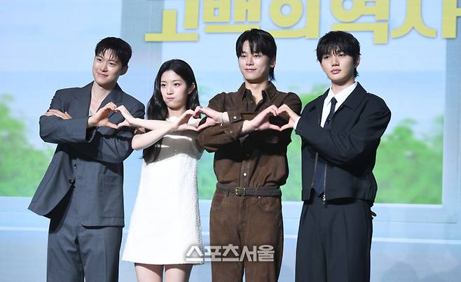 공명, 신은수, 차우민, 윤상현(왼쪽부터)이 25일 서울 마포 호텔 나루 서울 엠갤러리에서 진행된 넷플릭스 ‘고백의 역사’ 제작보고회에서 포즈를 취하고 있다. 2025. 8. 25.  최승섭기자 thunder@sportsseoul.com